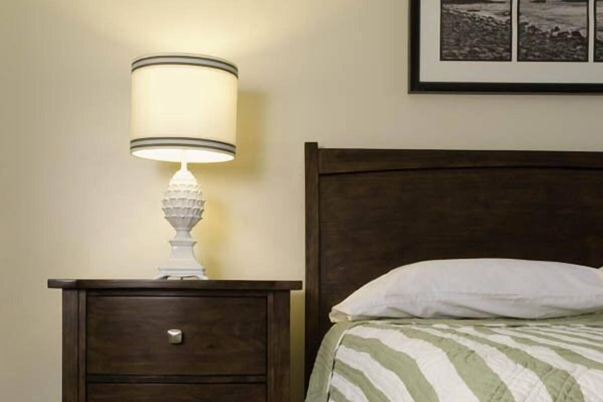Deluxe Room, 1 Queen Bed | Premium bedding, desk, iron/ironing board, cribs/infant beds