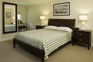Premium bedding, desk, iron/ironing board, cribs/infant beds - Santuit Inn (Mashpee)