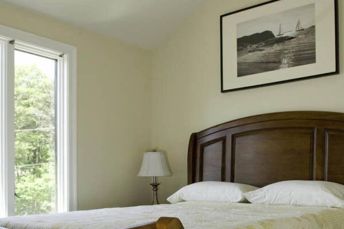 Deluxe Cottage, 2 Bedrooms | Premium bedding, desk, iron/ironing board, cribs/infant beds