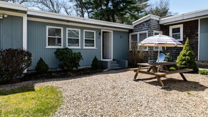 Property grounds - Santuit Inn (Mashpee)