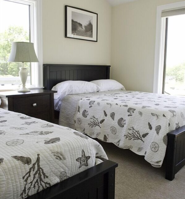 Premium bedding, desk, iron/ironing board, cribs/infant beds - Santuit Inn (Mashpee)