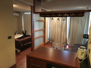 Refrigerador con freezer, microondas, horno, placa de cocina