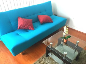 Appartement, 1 chambre | Coin séjour | Télévision à écran plat de 32 pouces avec chaînes par câble, télévision