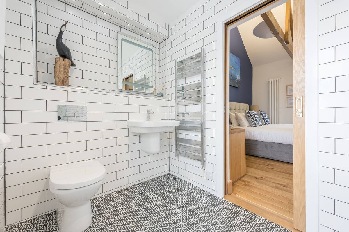 combined shower/bathtub, deep-soaking bathtub, free toiletries