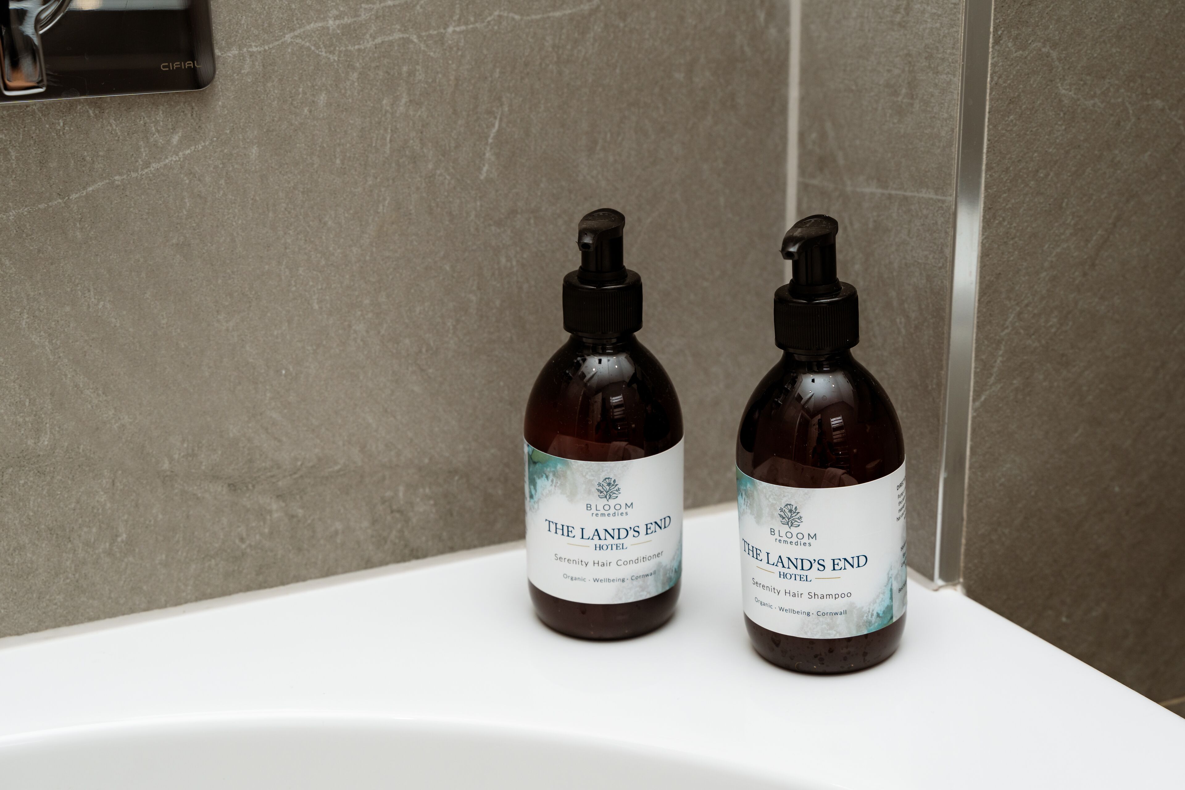 combined shower/bathtub, deep-soaking bathtub, free toiletries