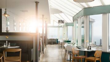 Frokost, lunsj og middag serveres, britiske retter