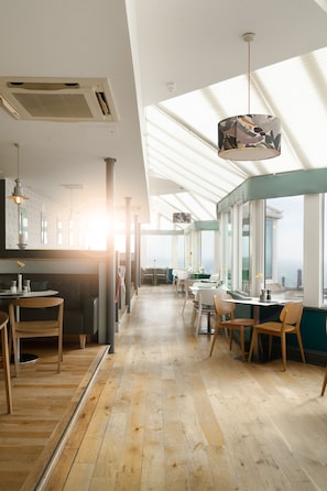 供应早餐、午餐和晚餐,英国菜