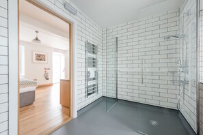 Combined shower/bathtub, deep-soaking bathtub, free toiletries - The Land's End Hotel (Penzance)