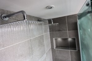 Chambre Double Supérieure, vue mer | Douche de la salle de bain