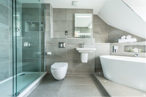 Habitación doble superior, vista al mar | Baño | Tina con regadera, tina profunda, amenidades de baño gratuitas