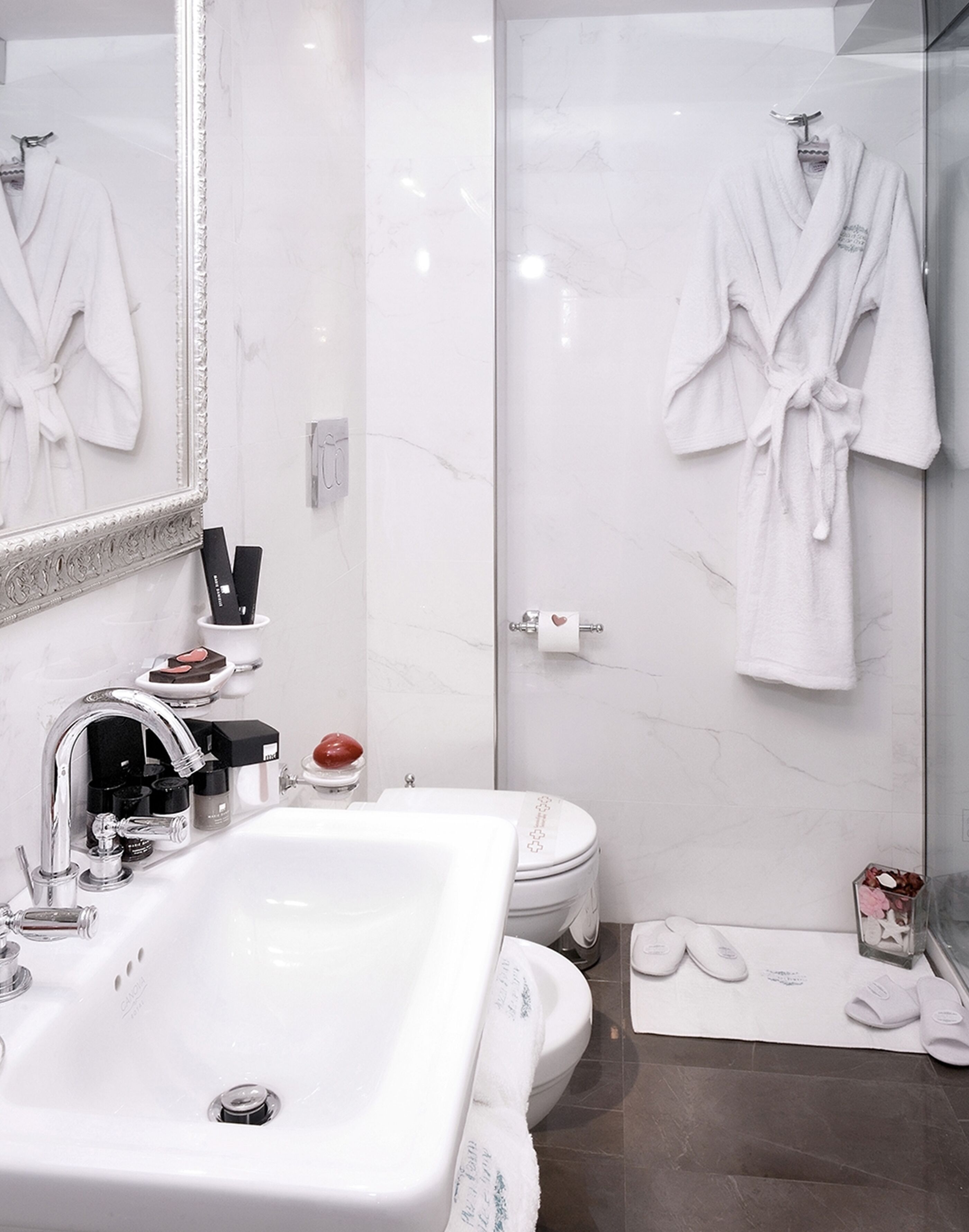 suite (junior suite romantic)  | premium bedding, minibar, in-room safe, desk