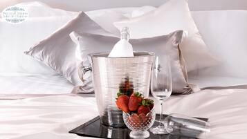 Suite (Junior Suite Romantic) | Luxe beddengoed, een minibar, een kluis op de kamer, een bureau