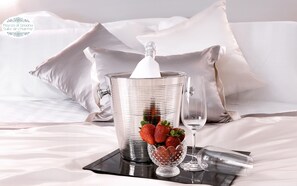 套房 (Junior Suite Romantic) | 高級寢具、迷你吧、房內夾萬、書桌