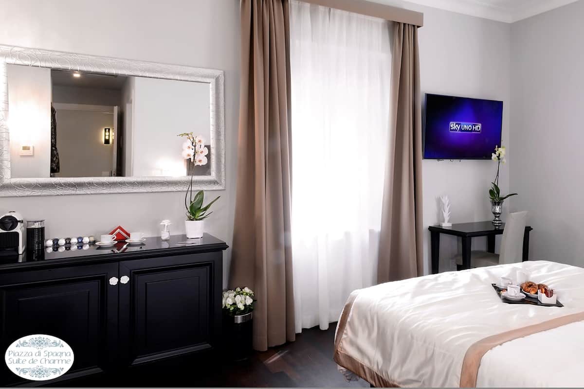 Suite (Suite Charme Spagna) | Premium bedding, minibar, in-room safe, desk
