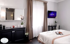 Premium bedding, minibar, in-room safe, desk - Piazza di Spagna Suite de Charme (Rome)