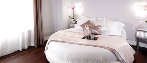 Suite (Junior Suite Romantic) | Luxe beddengoed, een minibar, een kluis op de kamer, een bureau