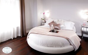 Suite (Junior Suite Romantic)  | Premium bedding, minibar, in-room safe, desk - Piazza di Spagna Suite de Charme (Rome)