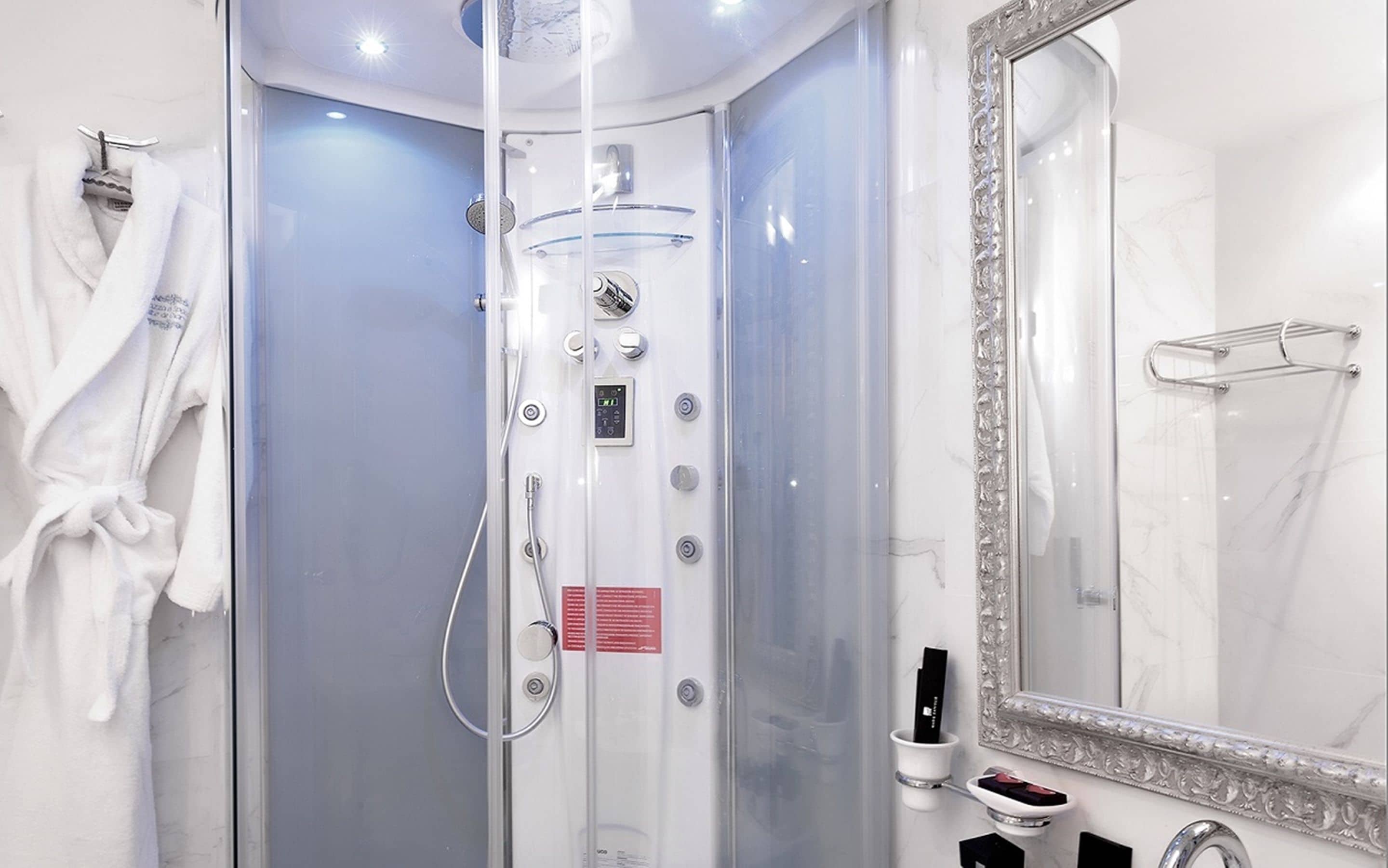 double room (deluxe margutta) | bathroom shower