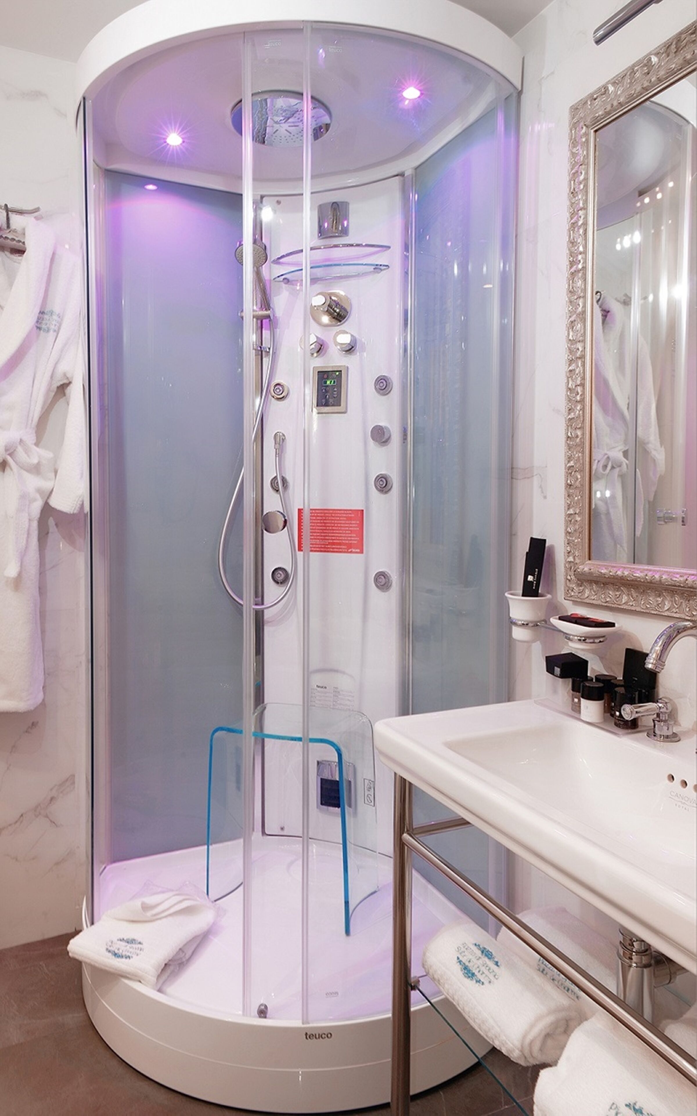 double room (deluxe margutta) | bathroom | shower, hydromassage showerhead, free toiletries, hair dryer