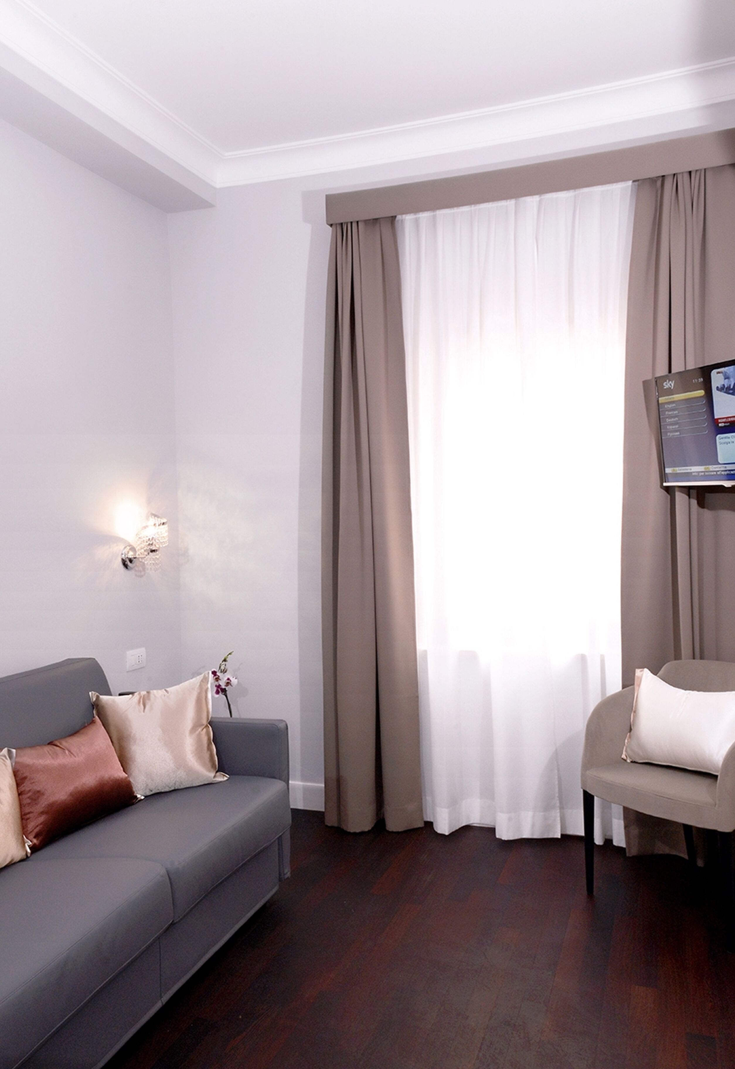 suite (suite charme spagna)  | living area | flat-screen tv, pay films
