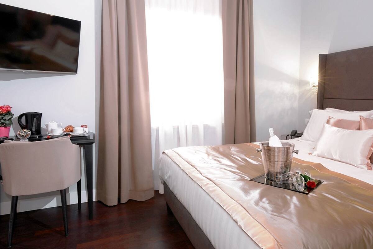 Ropa de cama de alta calidad, minibar, caja fuerte y escritorio