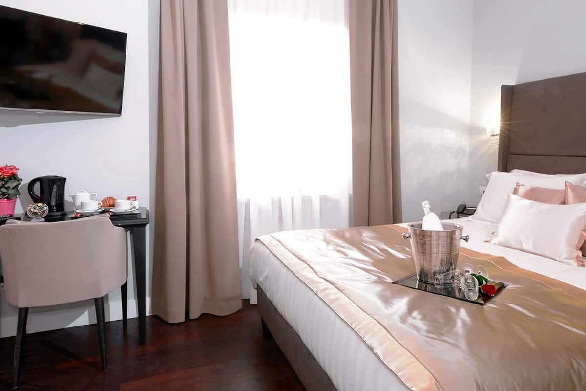 Premium bedding, minibar, in-room safe, desk