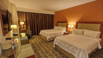 Cofres nos quartos, escrivaninha, espaço de trabalho para notebook