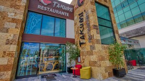 Een restaurant met een gevel van natuursteen en grote ramen.