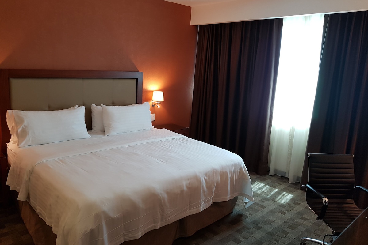 Chambre Standard, 1 très grand lit, accessible aux personnes à mobilité réduite | Coffre-fort, bureau, espace de travail pour ordinateurs portables