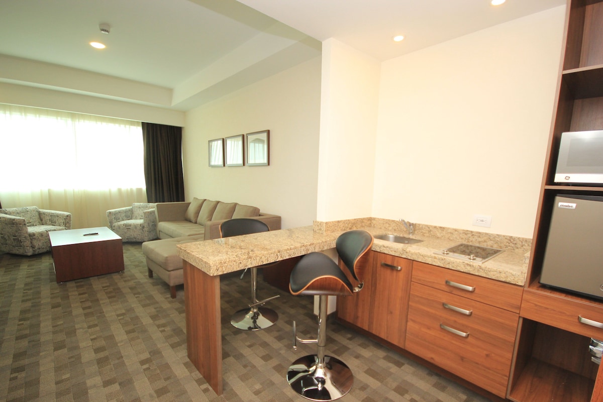 Suite, 1 chambre | Coffre-fort, bureau, espace de travail pour ordinateurs portables