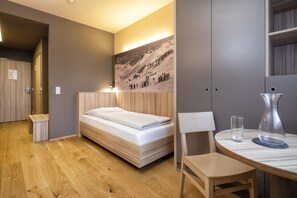 Double Room Single Use, Non Smoking | Peralatan tempat tidur premium, peti besi dalam bilik, meja 