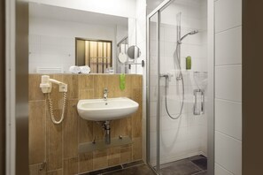 Douche, sèche-cheveux, serviettes fournies