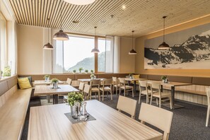 점심 식사 및 저녁 식사 제공, 지역 특선 요리