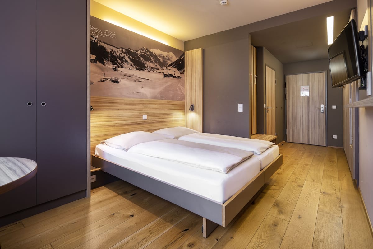 2 bedrooms, premium bedding, in-room safe, desk