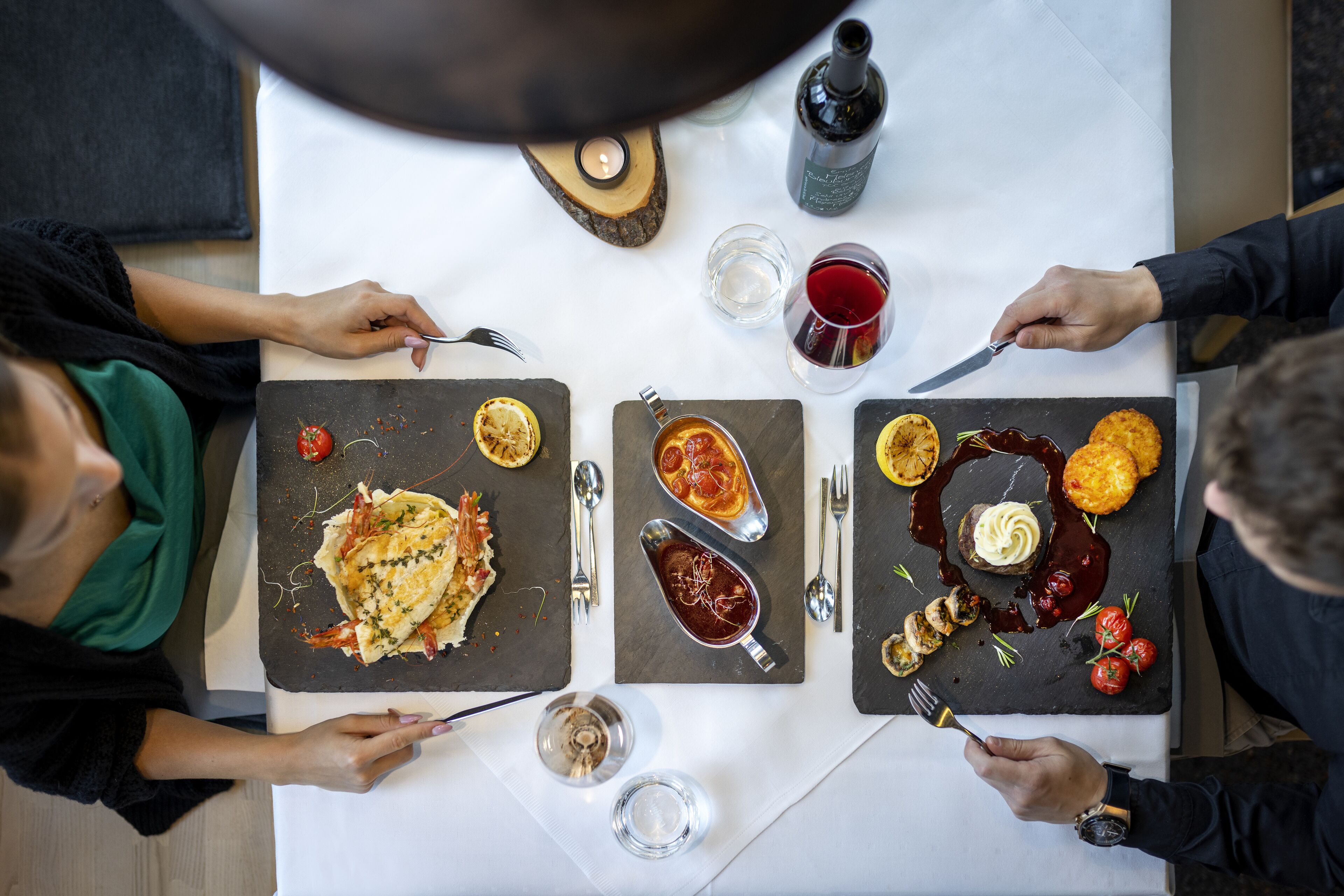 Una mesa con diversos platos y bebidas, lo que sugiere un ambiente para comer.