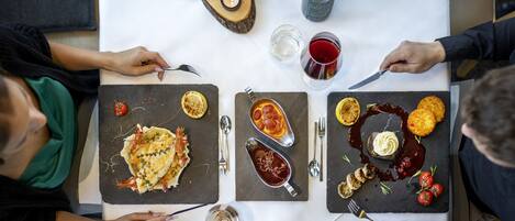 Una mesa con diversos platos y bebidas, lo que sugiere un ambiente para comer.