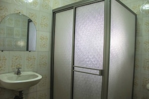 Phòng đơn Tiêu chuẩn | Phòng tắm | Buồng tắm vòi sen 