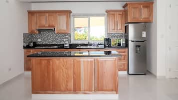 Two Bedroom Villa | Cuisine privée | Réfrigérateur, micro-ondes, four, plaque de cuisson
