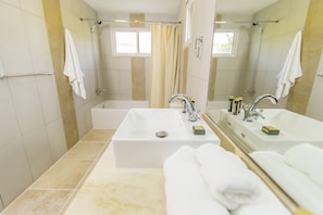 Two Bedroom Apartment | Salle de bain | Articles de toilette gratuits, serviettes fournies