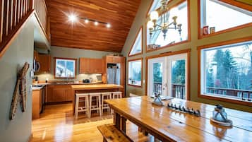 Cabin, 4 Bedrooms, Kitchen, Mountain View | Living area