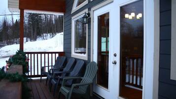 Cabin, 4 Bedrooms, Kitchen, Mountain View | Terrace/patio