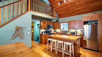 Cabin, 4 Bedrooms, Kitchen, Mountain View | Dapur peribadi | Peti sejuk/penyejuk beku saiz penuh, ketuhar gelombang mikro, ketuhar