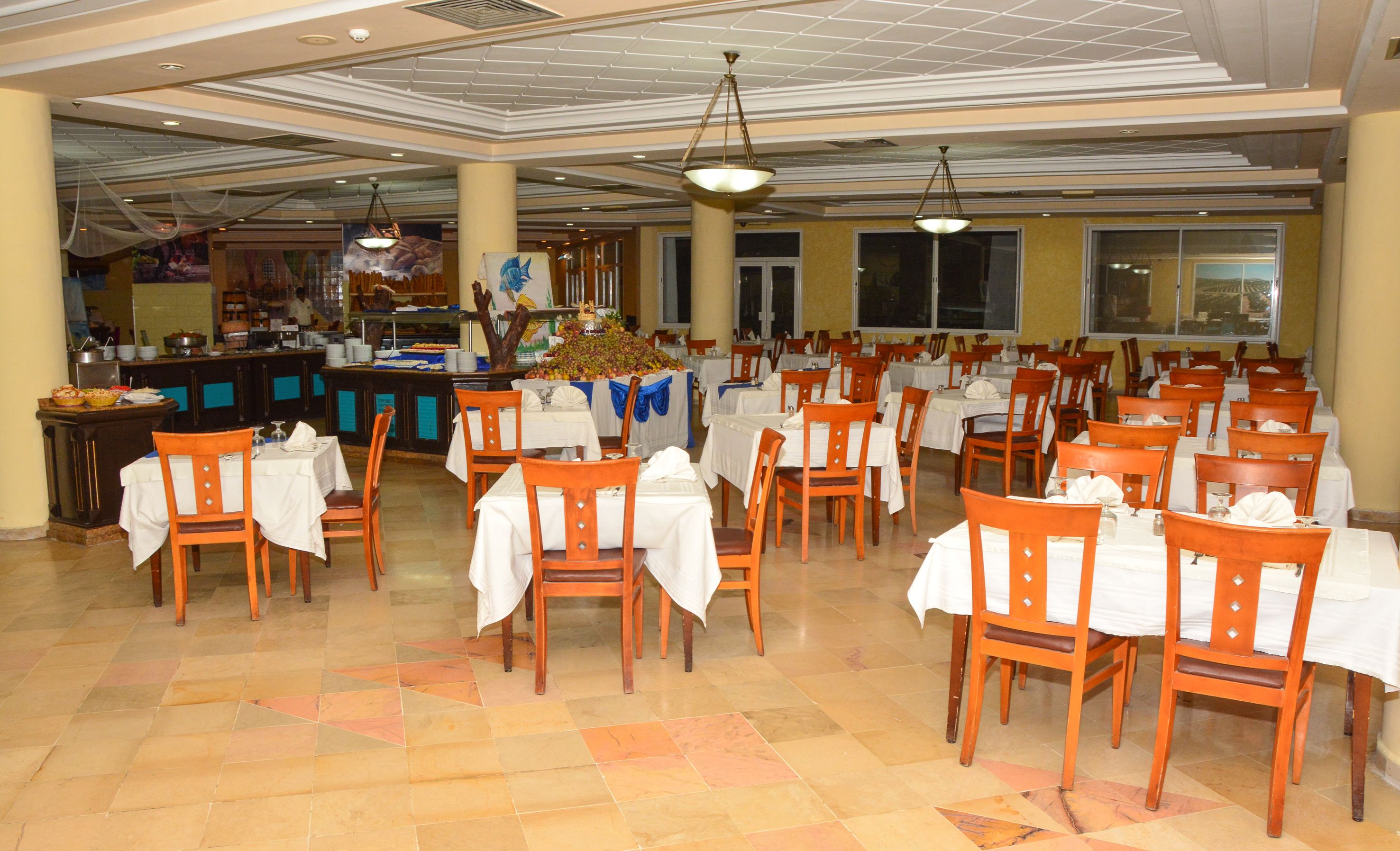 3 restaurants, breakfast, lunch, dinner served; international cuisine