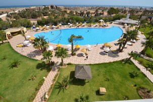 Una piscina techada, una piscina al aire libre