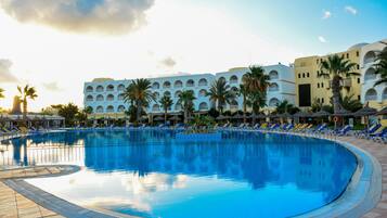 Alberca techada y alberca al aire libre