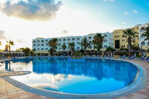 Una piscina techada, una piscina al aire libre