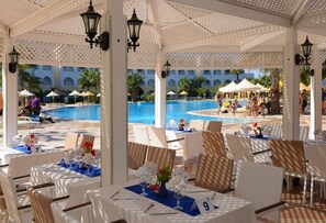 3 restaurants, breakfast, lunch, dinner served; international cuisine 