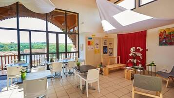 Desayuno buffet (EUR 9.50 por persona)