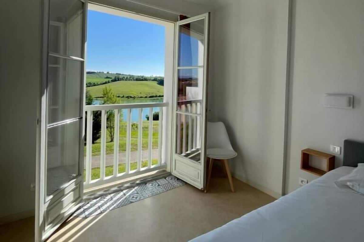 1 chambre, fer et planche à repasser, lits bébé (en supplément)