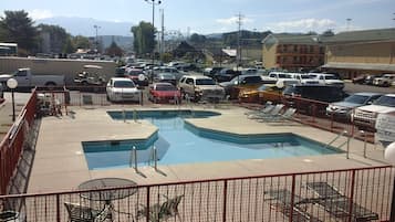 Piscina a l'aire lliure i gandules